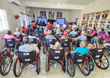 Las fundaciones WheelChair, Cruz Jiminián y Virgilio Féliz entregan sillas de rueda en comunidades del Sur