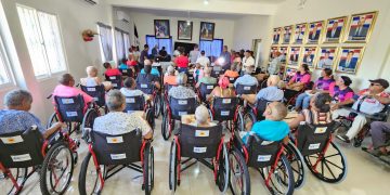 Las fundaciones WheelChair, Cruz Jiminián y Virgilio Féliz entregan sillas de rueda en comunidades del Sur