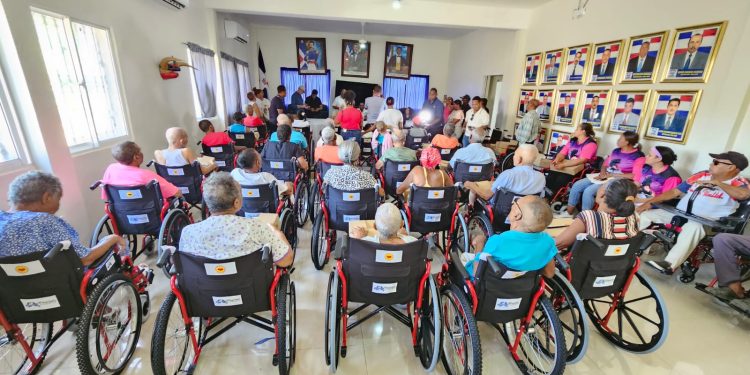 Las fundaciones WheelChair, Cruz Jiminián y Virgilio Féliz entregan sillas de rueda en comunidades del Sur