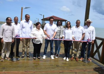 Ministro Collado entrega reconstruido muelle turístico de Miches