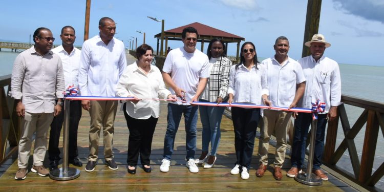 Ministro Collado entrega reconstruido muelle turístico de Miches