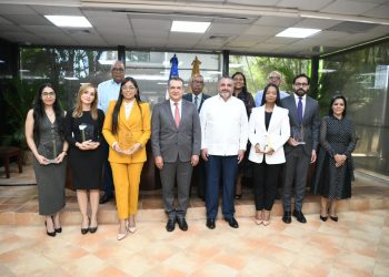 JCE-IESPEC ponen en circulación “Compendio de Ensayos en Materia Electoral y del Estado Civil” del “Tercer Concurso Nacional de Ensayo: Democracia e Identidad 2024”