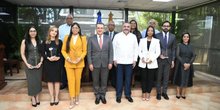 JCE-IESPEC ponen en circulación “Compendio de Ensayos en Materia Electoral y del Estado Civil” del “Tercer Concurso Nacional de Ensayo: Democracia e Identidad 2024”