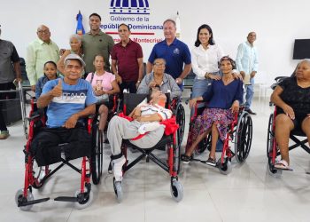 Nelson Cruz entrega en Montecristi sillas de rueda donadas por Wheelchair Foundation y Cruz Jiminián 