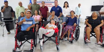 Nelson Cruz entrega en Montecristi sillas de rueda donadas por Wheelchair Foundation y Cruz Jiminián 