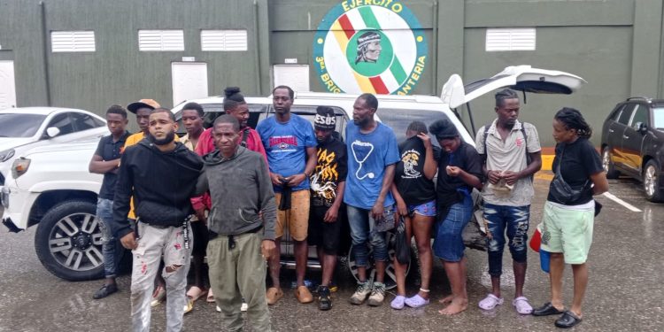 Ejército detiene dos hombres en una jeepeta con 11 migrantes haitianos en San Juan de la Maguana
