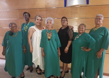 Adultos mayores desfilan colección de joyas