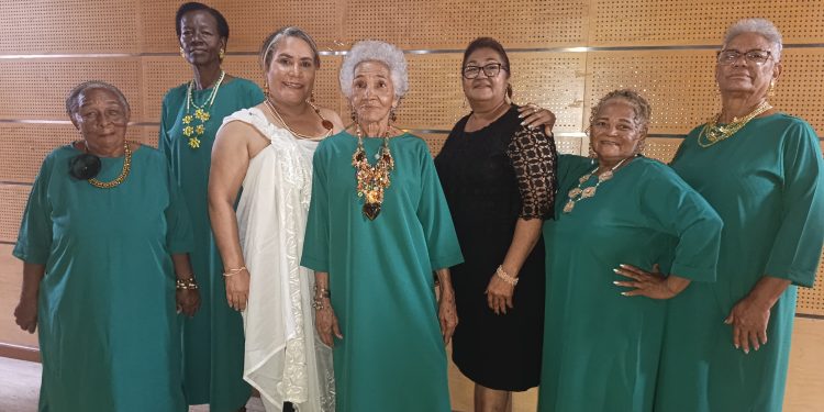 Adultos mayores desfilan colección de joyas