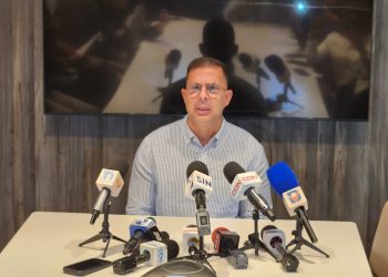 Más de 3,000 empleos en riesgo: buscan solución al conflicto entre MIVHED y empresarios chinos