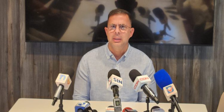 Más de 3,000 empleos en riesgo: buscan solución al conflicto entre MIVHED y empresarios chinos