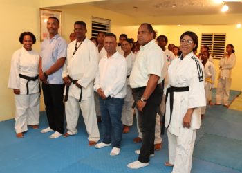 Sensei Damaso Guzmán y Vianney Castro visitan sector las Cañitas para apoyar el desarrollo del karate en la comunidad