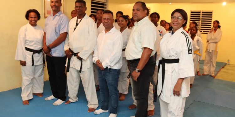Sensei Damaso Guzmán y Vianney Castro visitan sector las Cañitas para apoyar el desarrollo del karate en la comunidad