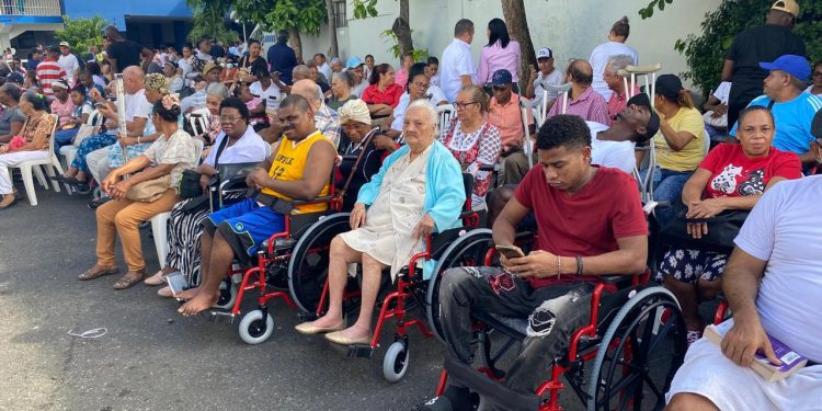 Más de 1,200 familias impactadas con sillas de rueda gratuitas de Wheelchair Foundation Y Fundación Cruz Jiminián