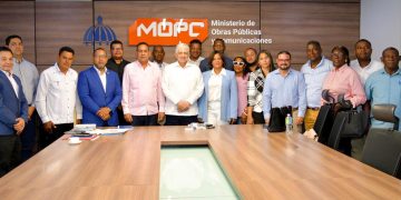 Senador Pedro Tineo encabeza reunión con ministro de Obras Públicas para buscar soluciones a problemáticas viales de Monte Plata