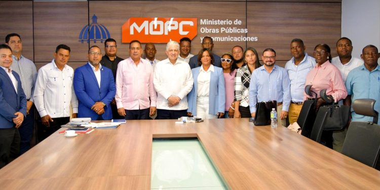 Senador Pedro Tineo encabeza reunión con ministro de Obras Públicas para buscar soluciones a problemáticas viales de Monte Plata