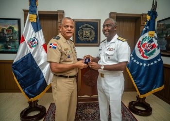 Ministro de Defensa realiza visita de trabajo a la Base Naval “27 de Febrero” y reconoce la labor de la Armada en la defensa de la soberanía nacional