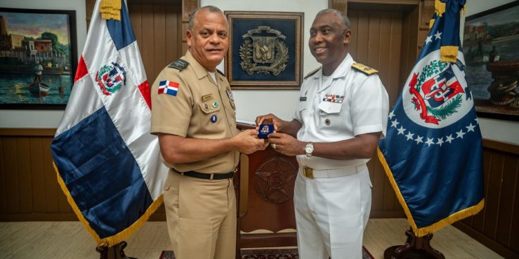 Ministro de Defensa realiza visita de trabajo a la Base Naval “27 de Febrero” y reconoce la labor de la Armada en la defensa de la soberanía nacional
