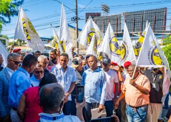 Transportistas protestan en INTRANT y exigen mantener subsidio a los combustibles para evitar alza del pasaje