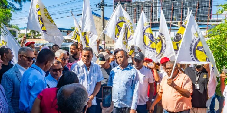 Transportistas protestan en INTRANT y exigen mantener subsidio a los combustibles para evitar alza del pasaje