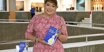 Ana Mercy Otáñez presentó su libro: «Una luz que nunca se apaga»: un faro de amor, fe y propósito en medio de la oscuridad
