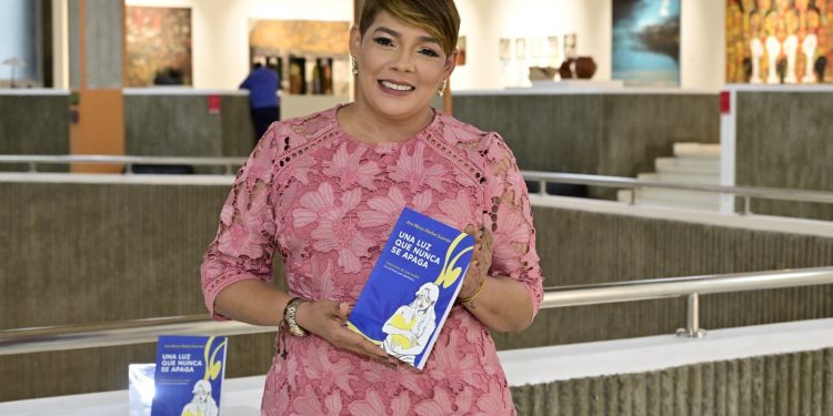 Ana Mercy Otáñez presentó su libro: «Una luz que nunca se apaga»: un faro de amor, fe y propósito en medio de la oscuridad