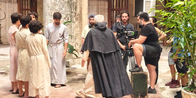 “Bajo el Ojo Vigilante” inicia rodaje en Cuba: una ópera prima que une historia, identidad y cine caribeño