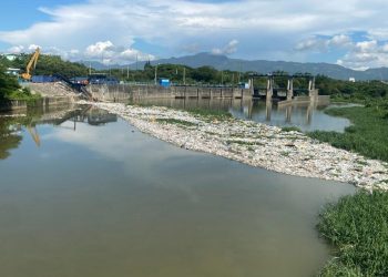 “La Barrera Azul” rescata más de 370 mil kilos de residuos del Yaque del Norte en Santiago