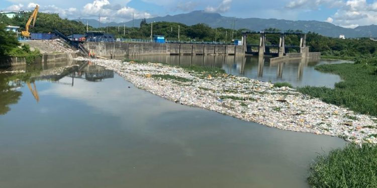 “La Barrera Azul” rescata más de 370 mil kilos de residuos del Yaque del Norte en Santiago