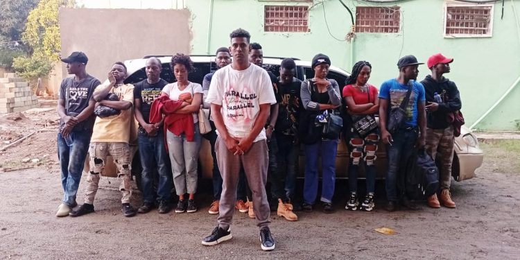 Ejército detiene en Santiago Rodríguez a conductor de miniván que transportaba 11 indocumentados