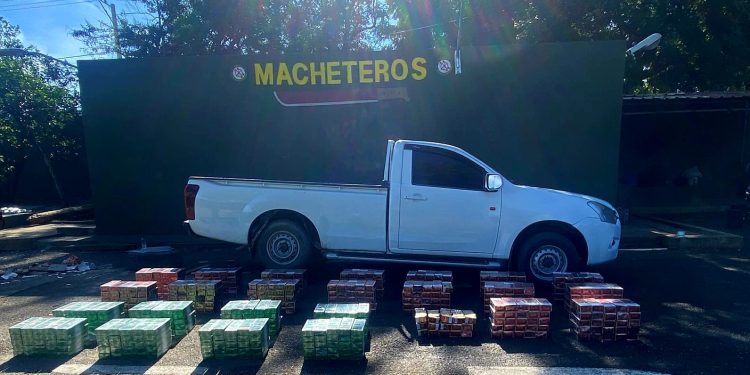 Ejército descubre contrabando de más de 120 mil cigarrillos en una camioneta en Santiago Rodríguez