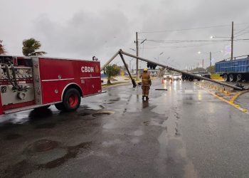 Alcaldía del DN, Intrant y el Cuerpo de Bomberos del DN se encuentran retirando semáforo caído en el malecón
