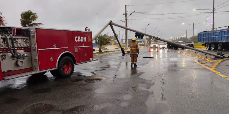 Alcaldía del DN, Intrant y el Cuerpo de Bomberos del DN se encuentran retirando semáforo caído en el malecón