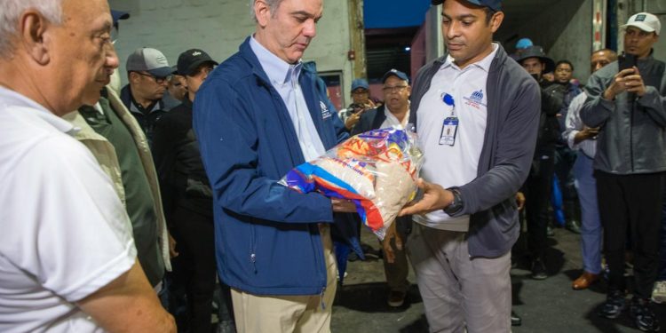 Abinader supervisa alimentos que se están entregado a las poblaciones en alerta roja