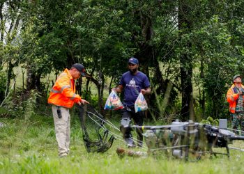 Drones del 911 son utilizados para realizar entrega de kits de raciones crudas a familias incomunicadas en SDN
