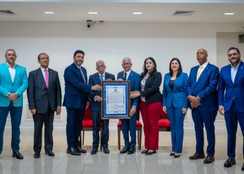 Senado reconoce al doctor José Garrido Calderón por su destacada trayectoria y valiosos aportes en beneficio de la medicina en el país 