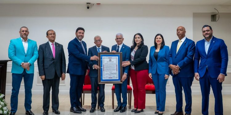 Senado reconoce al doctor José Garrido Calderón por su destacada trayectoria y valiosos aportes en beneficio de la medicina en el país 