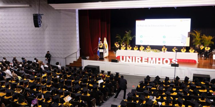 UNIREMHOS gradúa 540 profesionales de grado y postgrado
