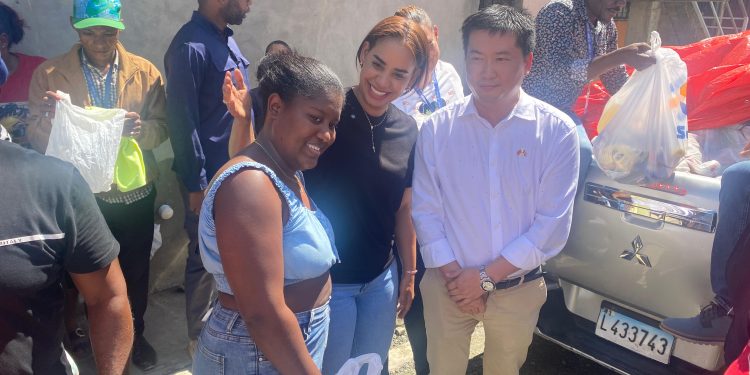 ASDN y Cámara de Comercio China entregan kits alimenticios a afectados por tormenta Melissa