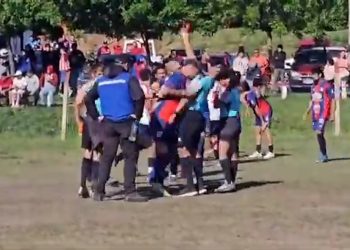 Futbolista le dio un cabezazo al árbitro y le voló los dientes