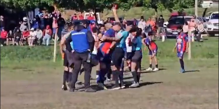 Futbolista le dio un cabezazo al árbitro y le voló los dientes