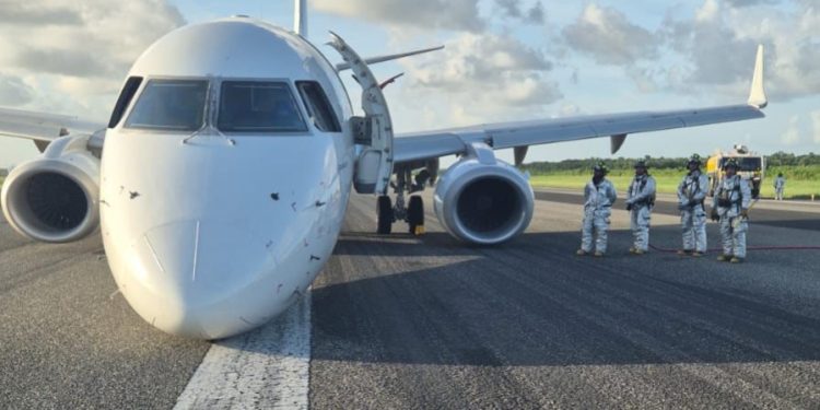 Avión aterriza de emergencia en AILA por falla técnica