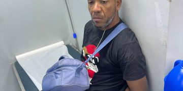 Policía recibe de ciudadanos a descuidista que robó celular a paciente en Marcelino Velez Santa, Herrera, SDO