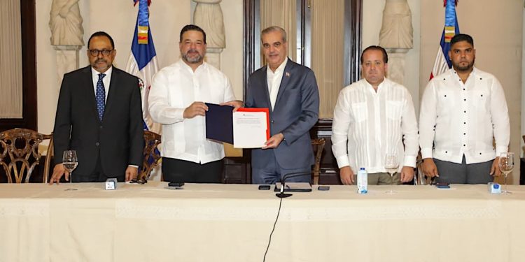 Presidente Abinader anuncia inicio titulación de más de 43 millones de metros cuadrados en Parque Nacional Los Haitises y Reserva Forestal Loma Novillero, en Villa Altagracia