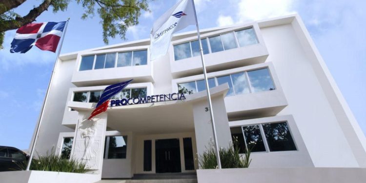 Pro-Competencia investiga a cuatro empresas por posible coordinación de ofertas en licitación tras alerta emitida por el INABIE