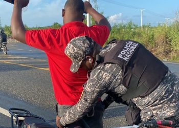 Policía ocupa decenas de motocicletas y arresta varias personas en operativos preventivos en La Victoria, SDN
