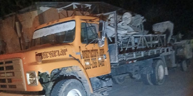 Ocultos en una mezcladora de cemento Ejército detiene haitianos indocumentados en Elías Piña