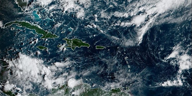 Indomet: Aguaceros en varias provincias por vaguada; continúan altas temperaturas