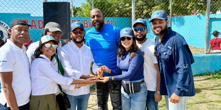 Vladimir Guerrero y Fundación FYRE se unen al inicio del Torneo Navideño de Béisbol en Nizao