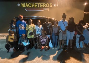 En Mao detienen a dos conductores que transportaban a 16 migrantes haitianos en condición migratoria irregular