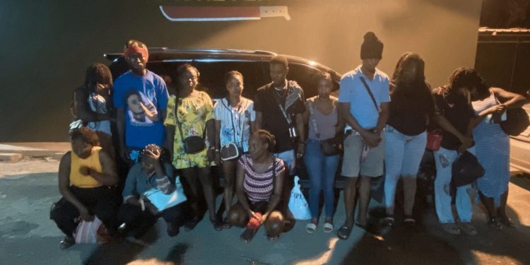En Mao detienen a dos conductores que transportaban a 16 migrantes haitianos en condición migratoria irregular